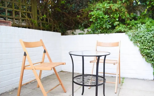 Modern Designer London Studio Flat With Patio