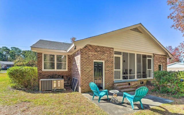 Charming Wilmington Home w/ Screened-in Porch