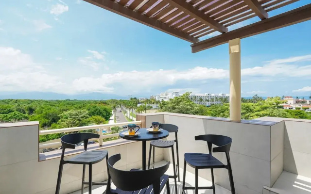 Sleeps 10 Views Beach 1 Block