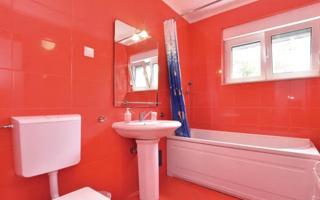 Awesome Home in Duce With Wifi and 9 Bedrooms