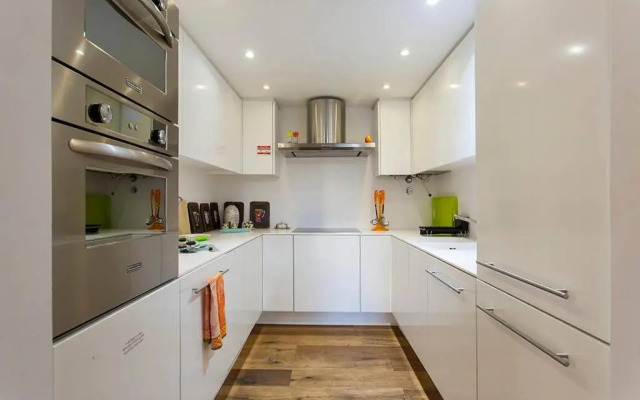 JOIVY Splendid 2BR Apt w/ parking&balcony, 10mins to Praça do Comércio