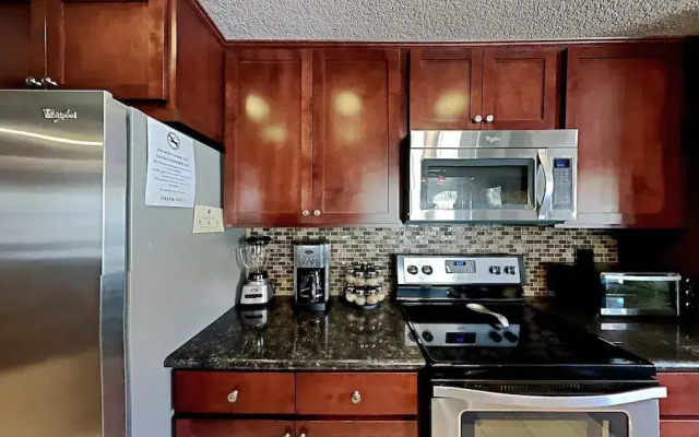 Slopeside Deluxe 2 Bedroom Condo with Free Parking, Spa, Free Gondola (Sierra Megeve 25) by RedAwning