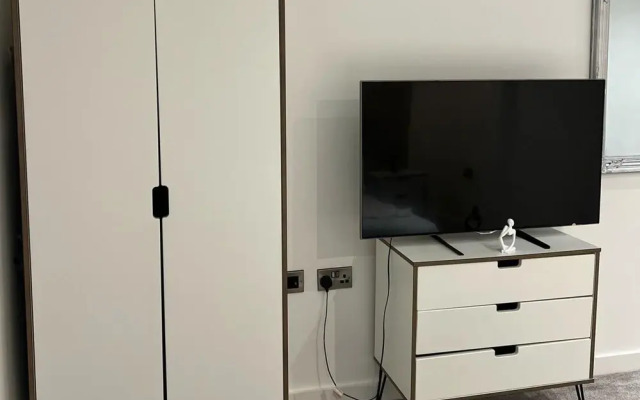 Stylish 2-bed Apt-private Parking-10mins to Centre