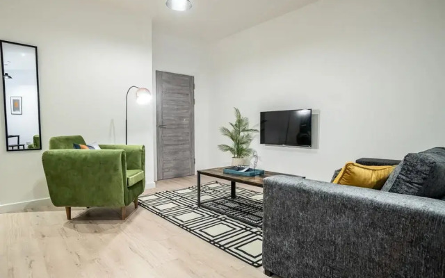 Luxe Apts PBoro Parking-Gym-Cinema