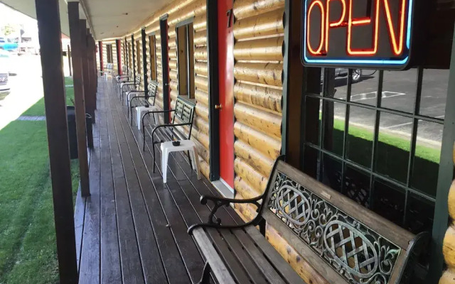 Pines Motel