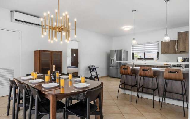 4BR Villa Gold Coast w Pool