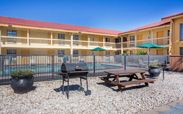 Super 8 by Wyndham Eagle Pass