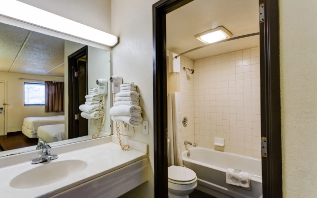 SkyLight Inn Cleveland - Willoughby