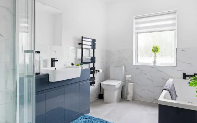 3br-sleeps8-parking-wifi-closestation