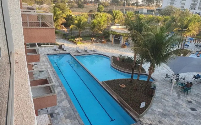 Frente ao Parque da Lagoa Quente, Apto particular com varanda e vista piscinas, com tela de proteção