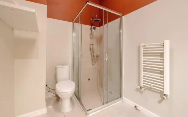 Chic Modern Flat w Balcony 5 min to Taksim