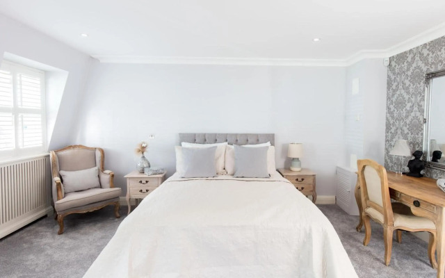 Spacious 4-bedroom mews house with private garage