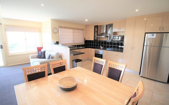 Torino 6 - Lake Jindabyne & Snowy Mountain Views