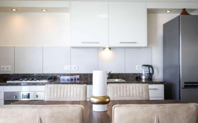 Charming 2BR Apt With Tropical Garden Pool