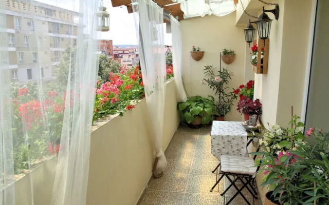 Vintage apartment in the city jungle