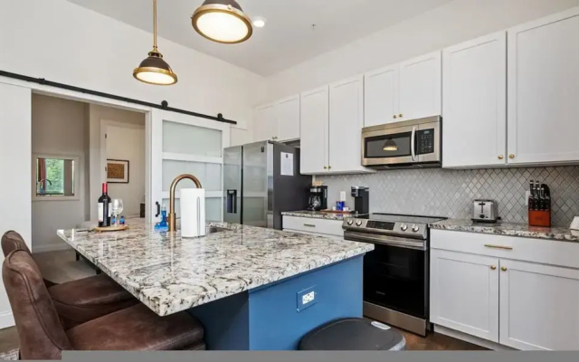 Top Floor 1BR At Luxe23