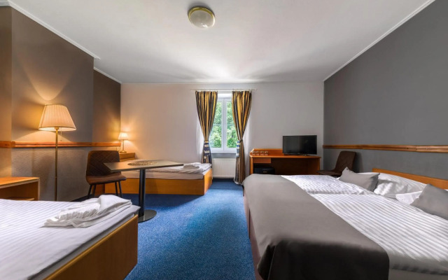 Prague Hotel Carl Inn restaurant & Free Parking