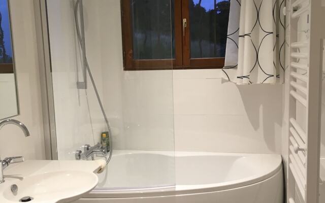 Cozy Holiday Home Near Forest in Lerné