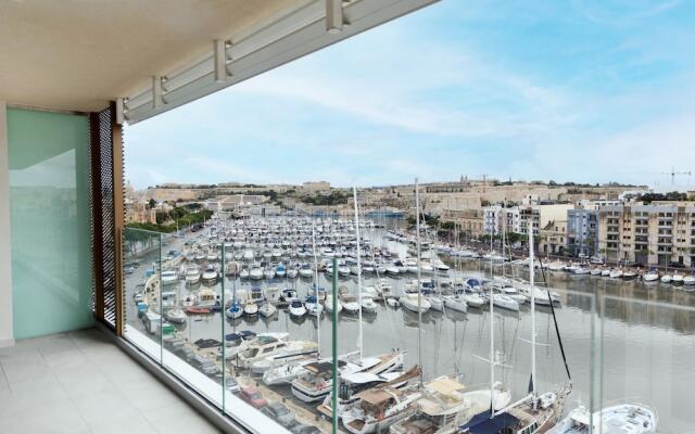 Stunning 3BR Apartment With Marina Views