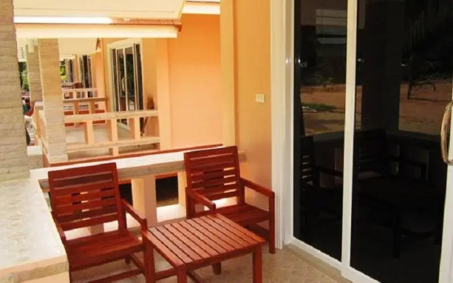 Ao Thong Beach Bungalows & Restaurant