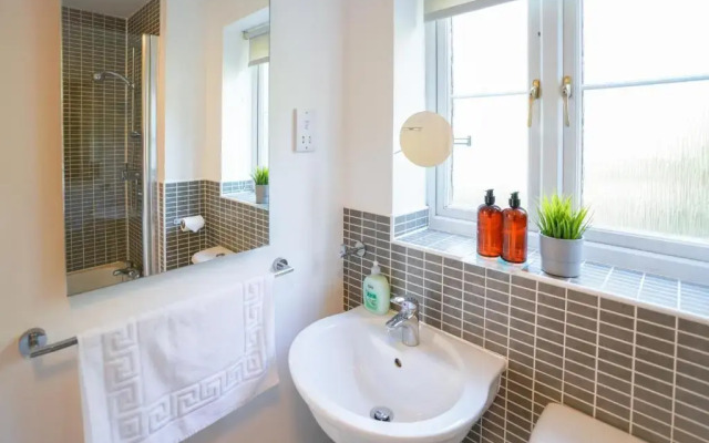 Rowsby Court - Stylish Apartment with Private Parking