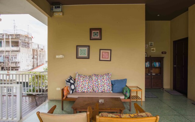 Feung Nakorn Balcony Rooms and Cafe