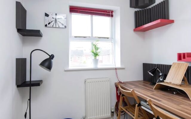 Sleek & Stylish 2BD Home w/ Office/studio