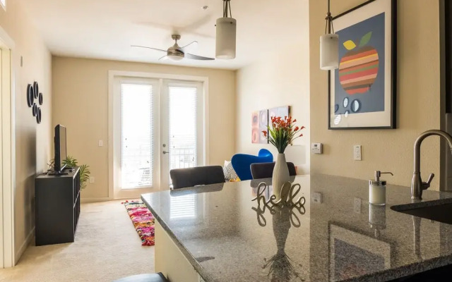 SoHo 1 BR with Balcony by Frontdesk