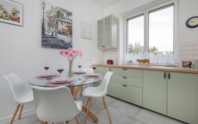 Spacious Grunwaldzka 77 by Renters