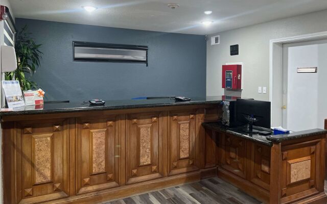 Econo Lodge Inn & Suites