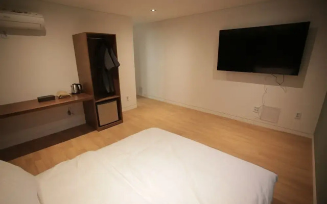Hotel Seven Step