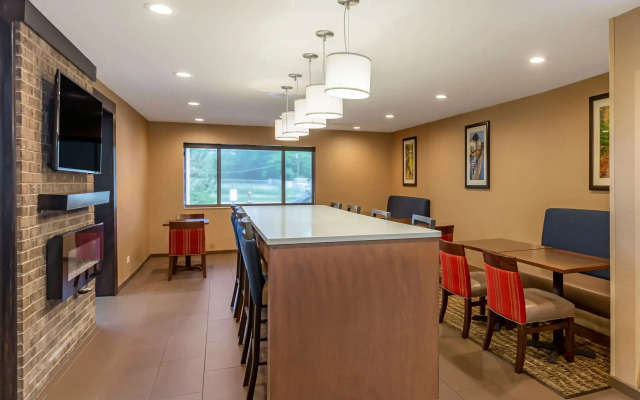 Comfort Suites Oakbrook Terrace near Oakbrook Center