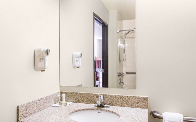 Super 8 Motel - Wheeling