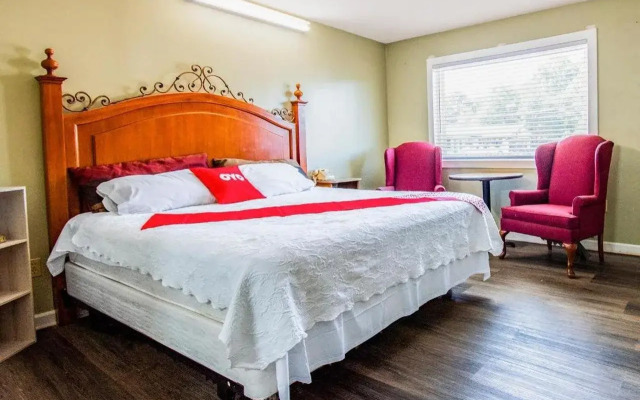 OYO Hotel Calhoun, GA I-75