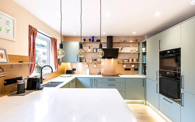 Bright 2-bed Home Near Putney Riverside