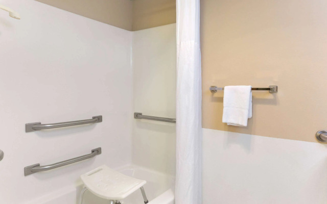 Super 8 by Wyndham Perry IA