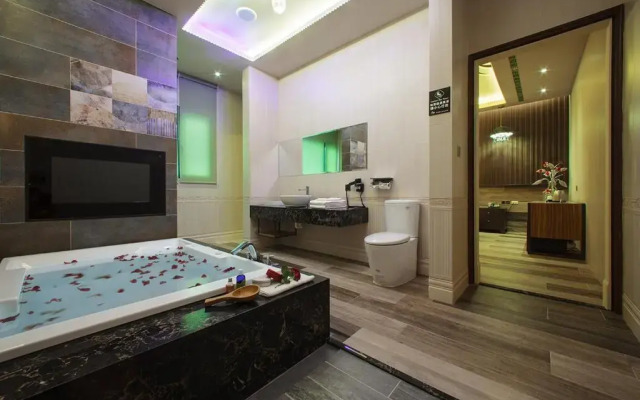 Chen He Spa Motel