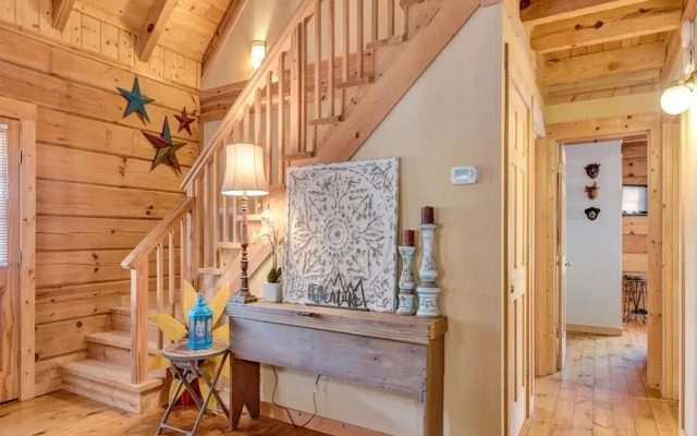 Black Bear Hideaway 3 Bedroom Home with Hot Tub