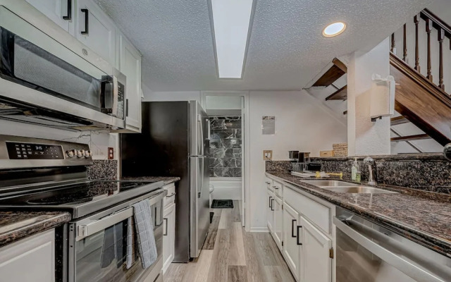 Upscale 1BR Condo in Med Center