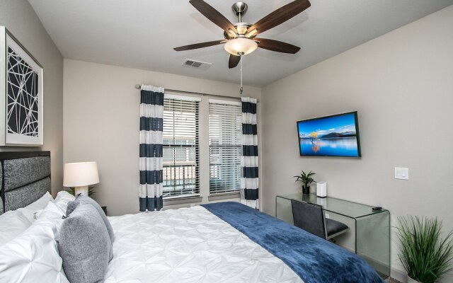 Rooftop Pool-Walk 2 shops-Dining-C4404