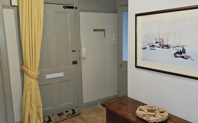 Snug - Macushla Apartment