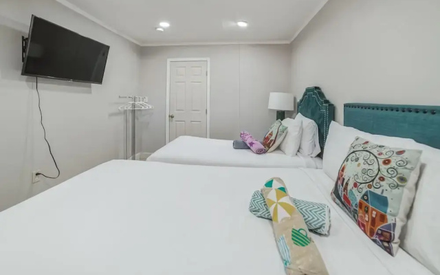 Las Vegas - 5 Mins From The Strip 4 Bedroom Home by RedAwning