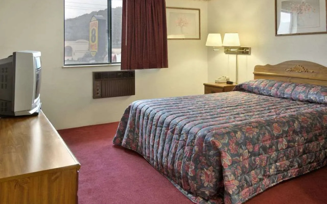 Super 8 By Wyndham Butler