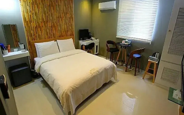 S Petite Hotel