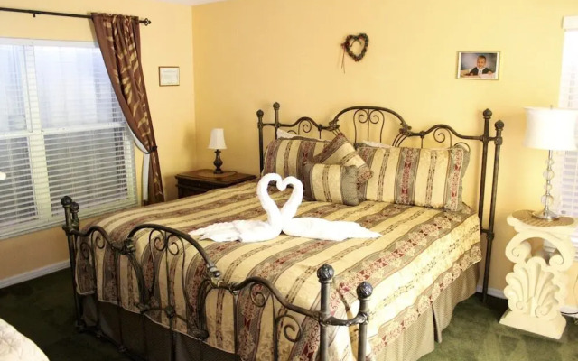 Home 4 BR Pool Sleeps 9