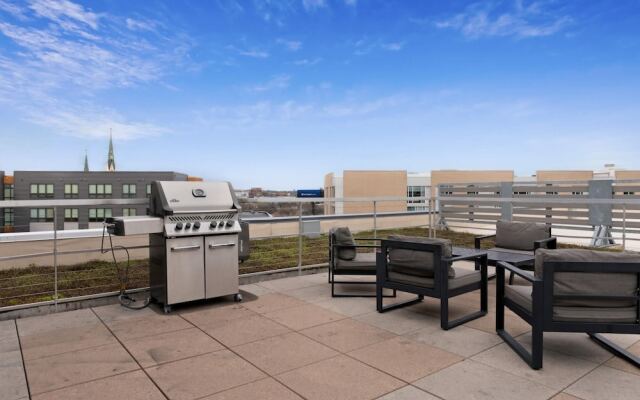 Milwaukee Gorgeous 1BD 1BA Downtown Apartment