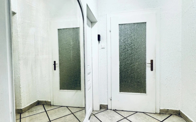 Cozy 3BR Apt with Garden Sleeps 10