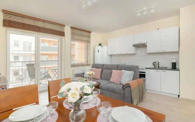 Spacious Apartment Poznań by Renters