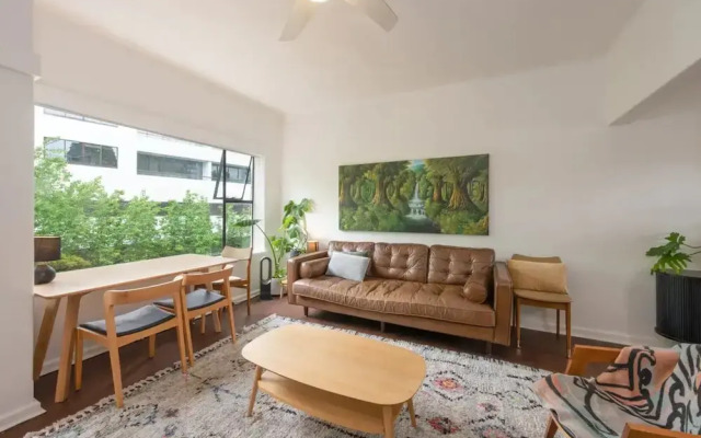 Mid-century 1 Bedroom Apartment on Albert Park With Parking