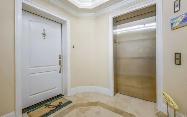 Penthouse Luxury - Exquisite Oceanside Condo